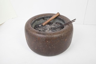 刳貫き火鉢の写真