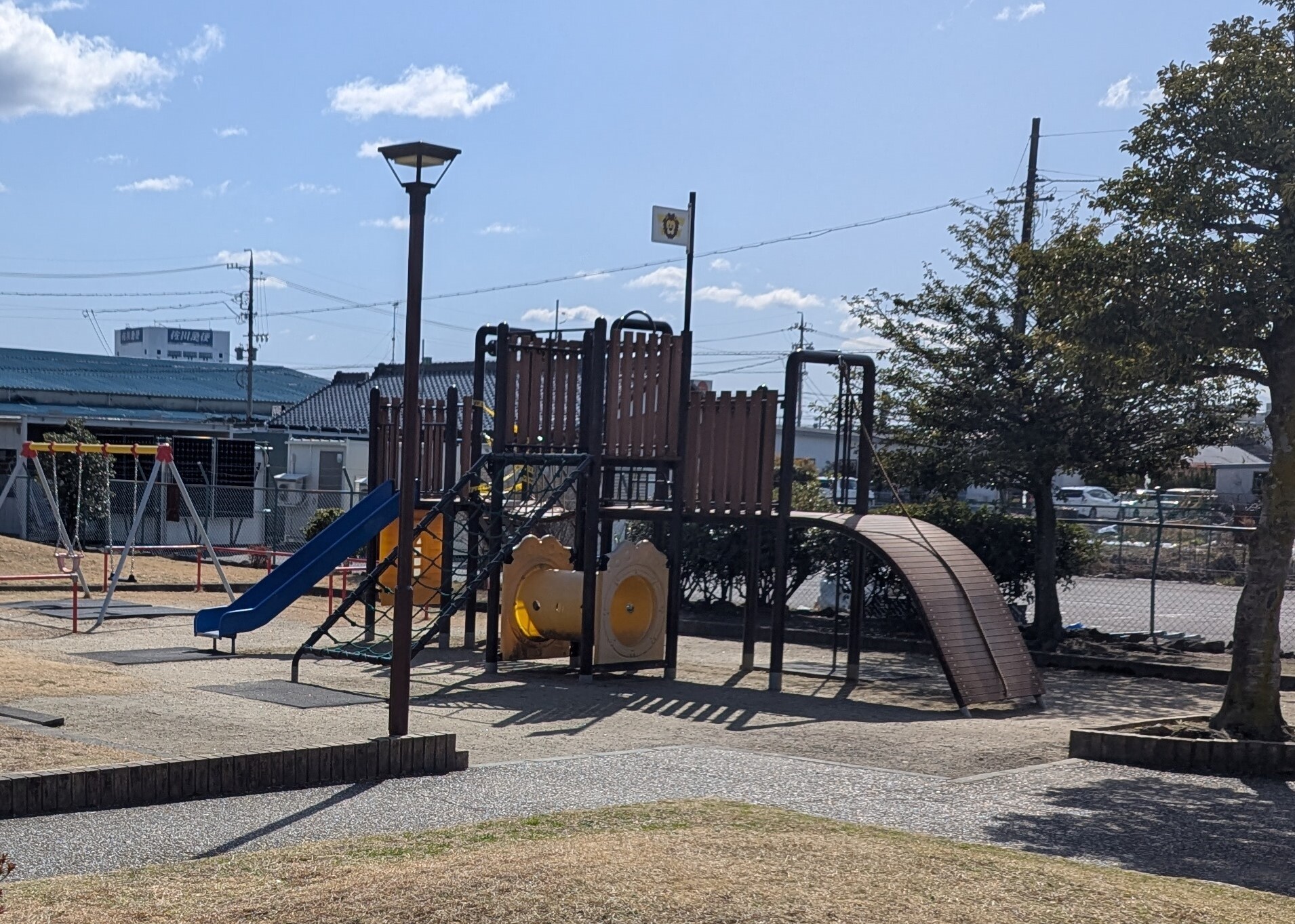 公園内のコンビネーション遊具の写真