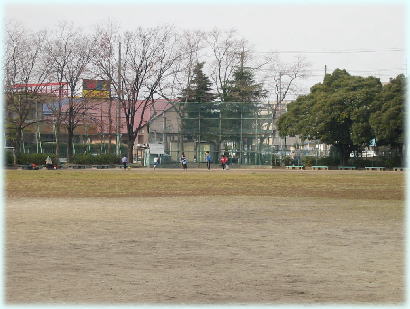 「公園内のグラウンド」の写真