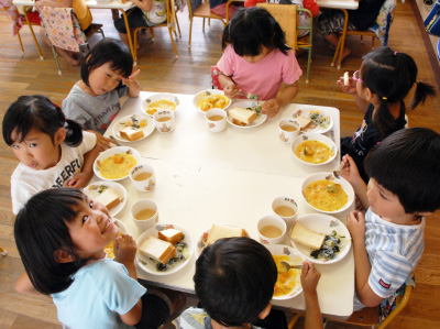 写真：給食を食べる子供達