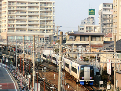 写真：走行する電車