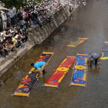 写真:岩倉桜まつりのんぼり洗いの風景