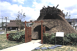 史跡公園にある竪穴式住居の写真