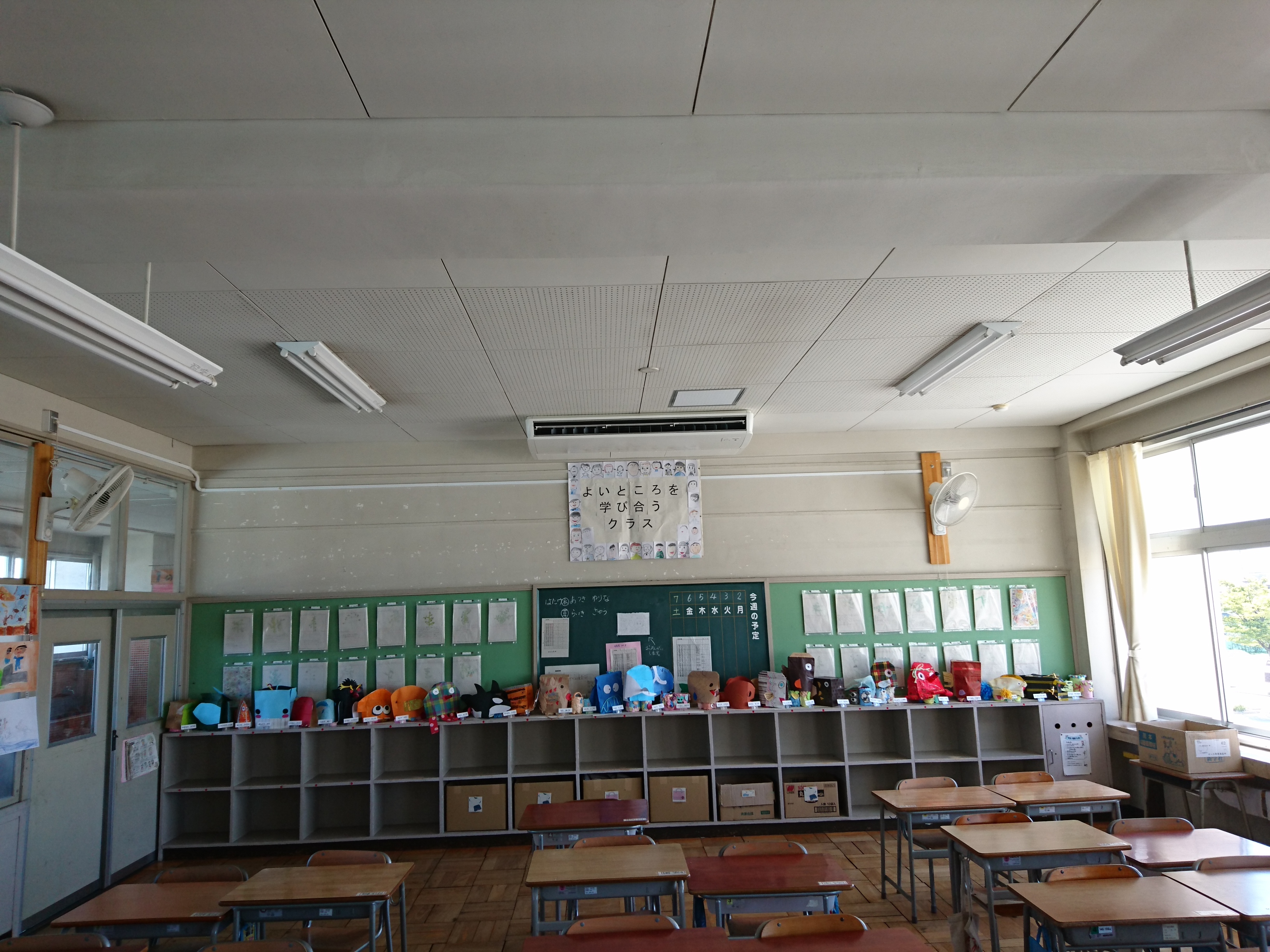 小学校でのエアコンの設置状況の写真です