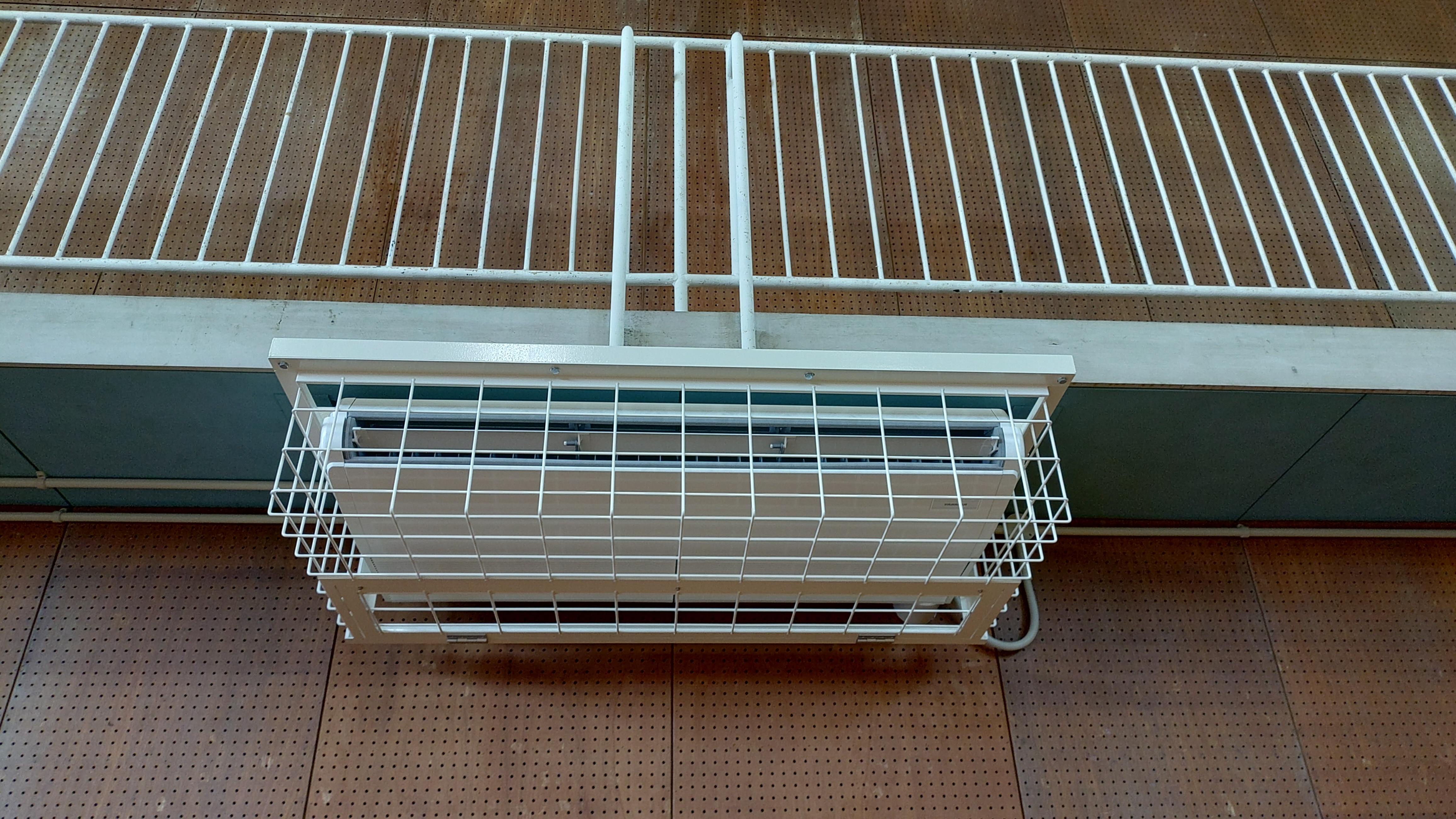 中学校屋内運動場でのエアコンの設置状況の拡大写真です
