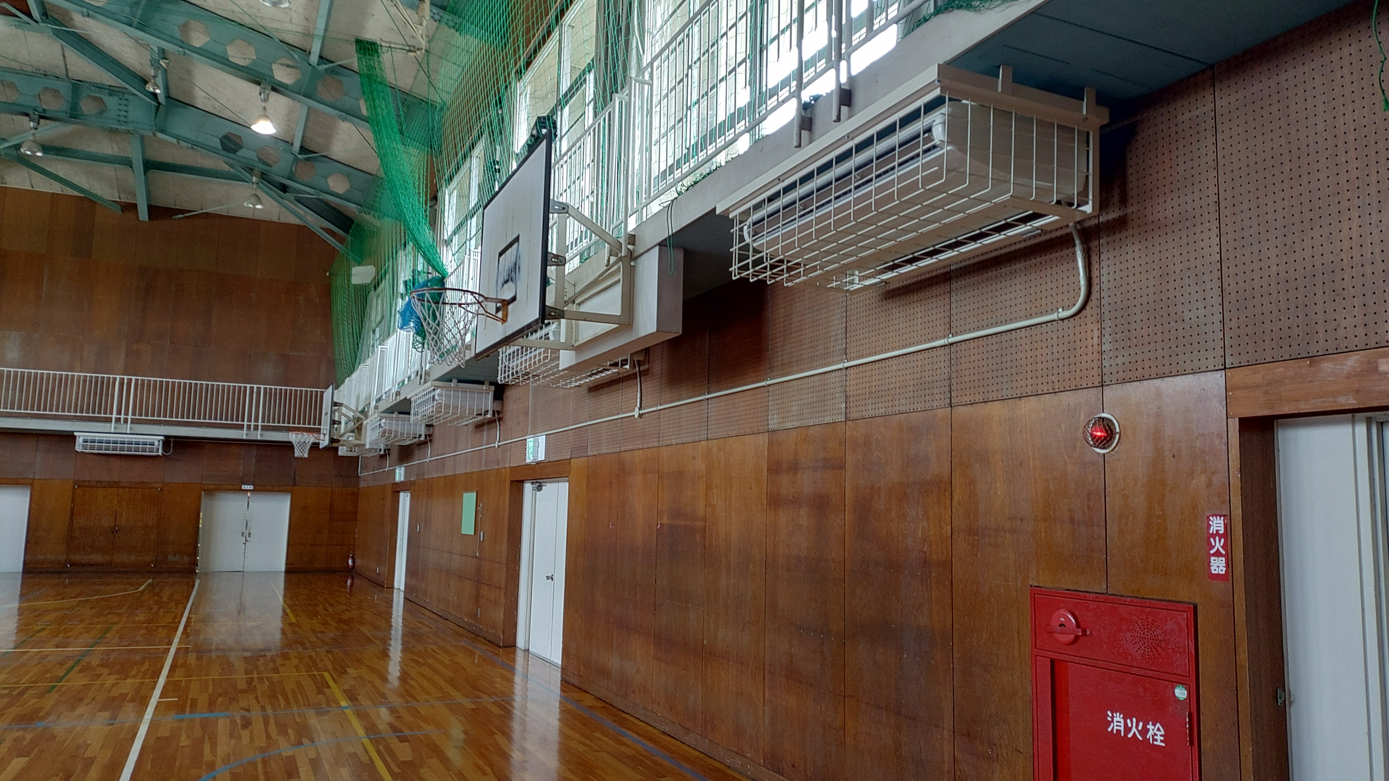 中学校屋内運動場でのエアコンの設置状況の写真です